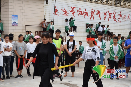 宁洱镇第一初级中学学生与家长体验垒球文化。新利18彩票
研支团 供图